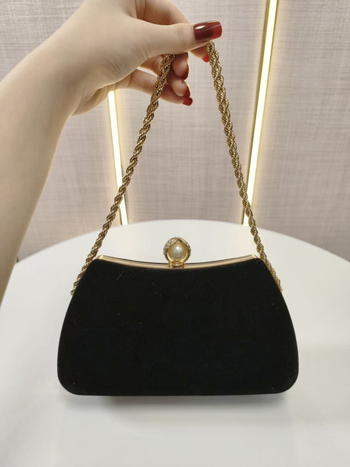 Velúr divat clutch gyémánt díszítéssel — cheongsam ihletésű, vállon és kézben is hordható; vízszintes négyszögletes forma, zárható nyitás, poliészter bélés, zseb a telefon számára