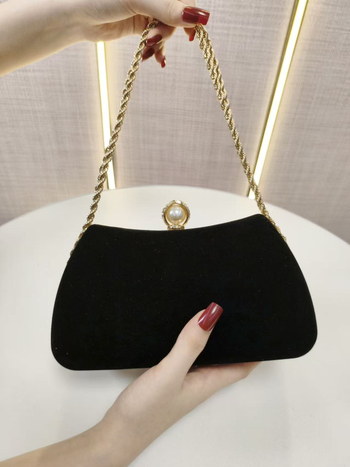Velúr divat clutch gyémánt díszítéssel — cheongsam ihletésű, vállon és kézben is hordható; vízszintes négyszögletes forma, zárható nyitás, poliészter bélés, zseb a telefon számára
