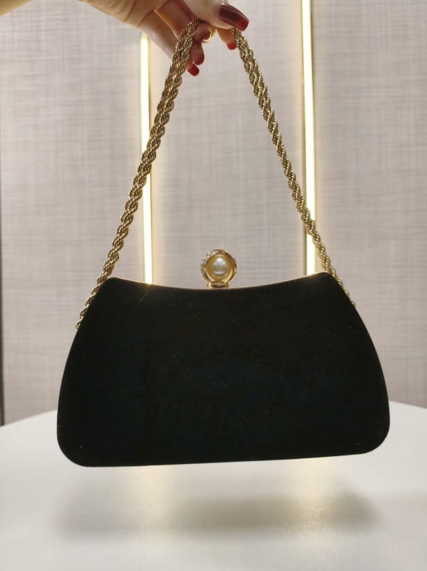 Velúr divat clutch gyémánt díszítéssel — cheongsam ihletésű, vállon és kézben is hordható; vízszintes négyszögletes forma, zárható nyitás, poliészter bélés, zseb a telefon számára