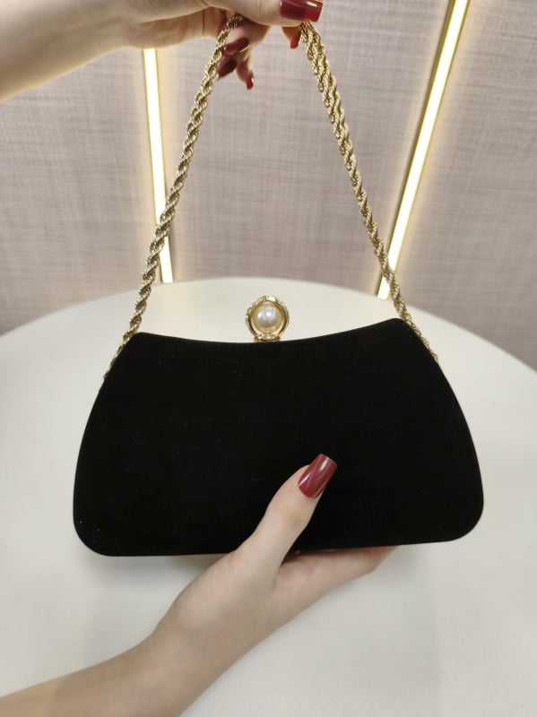 Velúr divat clutch gyémánt díszítéssel — cheongsam ihletésű, vállon és kézben is hordható; vízszintes négyszögletes forma, zárható nyitás, poliészter bélés, zseb a telefon számára