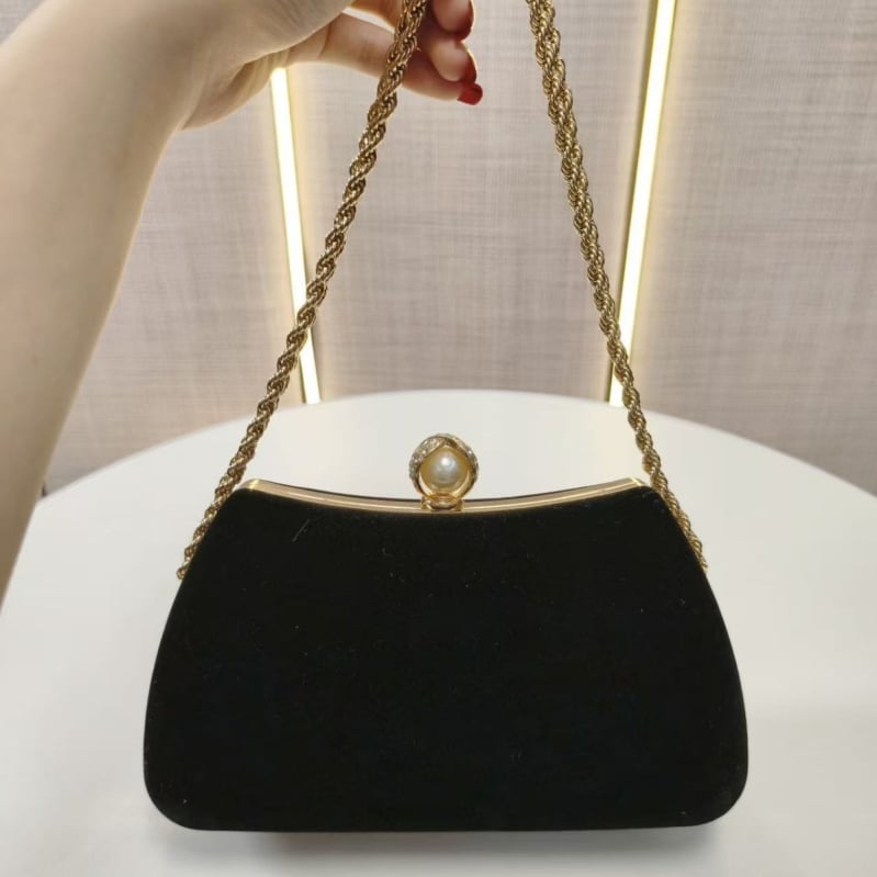 Velúr divat clutch gyémánt díszítéssel — cheongsam ihletésű, vállon és kézben is hordható; vízszintes négyszögletes forma, zárható nyitás, poliészter bélés, zseb a telefon számára