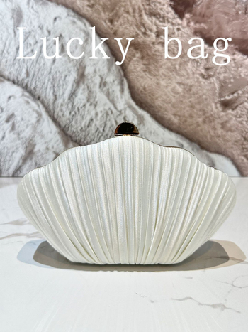 Redőzött kagyló alakú clutch táska estélyi viselethez fedéllel, vízszintes négyzet alakú forma (Anyag: poliészter; Belső: poliészter; Forma: vízszintes négyzet; Záródás: zár)