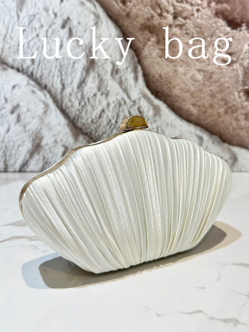 Redőzött kagyló alakú clutch táska estélyi viselethez fedéllel, vízszintes négyzet alakú forma (Anyag: poliészter; Belső: poliészter; Forma: vízszintes négyzet; Záródás: zár)