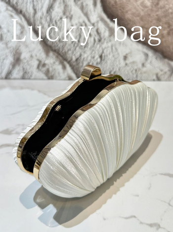 Redőzött kagyló alakú clutch táska estélyi viselethez fedéllel, vízszintes négyzet alakú forma (Anyag: poliészter; Belső: poliészter; Forma: vízszintes négyzet; Záródás: zár)