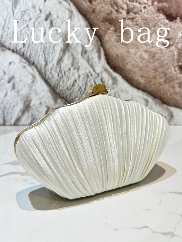 Redőzött kagyló alakú clutch táska estélyi viselethez fedéllel, vízszintes négyzet alakú forma (Anyag: poliészter; Belső: poliészter; Forma: vízszintes négyzet; Záródás: zár)