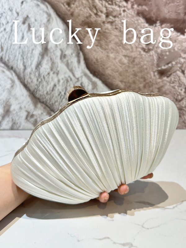 Redőzött kagyló alakú clutch táska estélyi viselethez fedéllel, vízszintes négyzet alakú forma (Anyag: poliészter; Belső: poliészter; Forma: vízszintes négyzet; Záródás: zár)