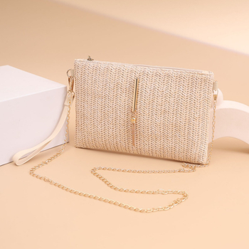 Szalmából készült fonott crossbody táska telefontartó zsebbel, cipzáras záródás, poliészter bélés, vízszintes négyzet alakú forma