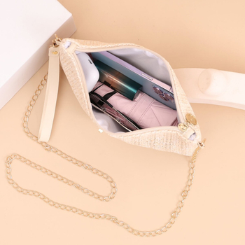 Szalmából készült fonott crossbody táska telefontartó zsebbel, cipzáras záródás, poliészter bélés, vízszintes négyzet alakú forma