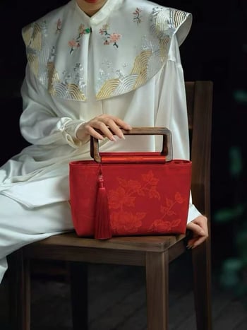 Esküvői kézitáska irodalmi-nemzeti stílusban, poliészter, vízszintes négyzetes forma, cipzáras nyitás, belső cipzáras zseb