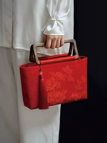 Esküvői kézitáska irodalmi-nemzeti stílusban, poliészter, vízszintes négyzetes forma, cipzáras nyitás, belső cipzáras zseb