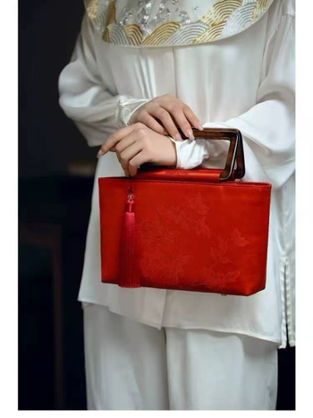 Esküvői kézitáska irodalmi-nemzeti stílusban, poliészter, vízszintes négyzetes forma, cipzáras nyitás, belső cipzáras zseb