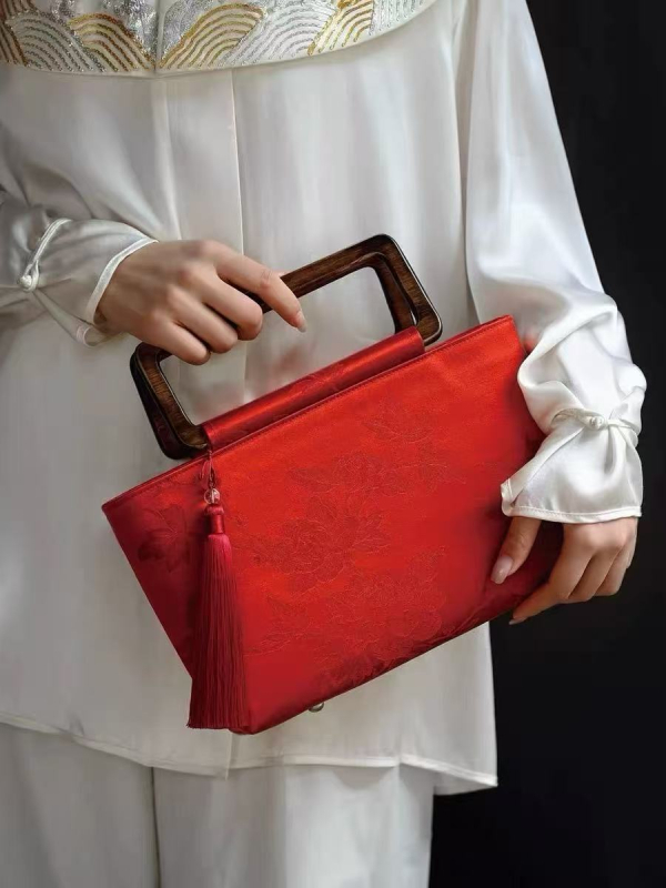 Esküvői kézitáska irodalmi-nemzeti stílusban, poliészter, vízszintes négyzetes forma, cipzáras nyitás, belső cipzáras zseb