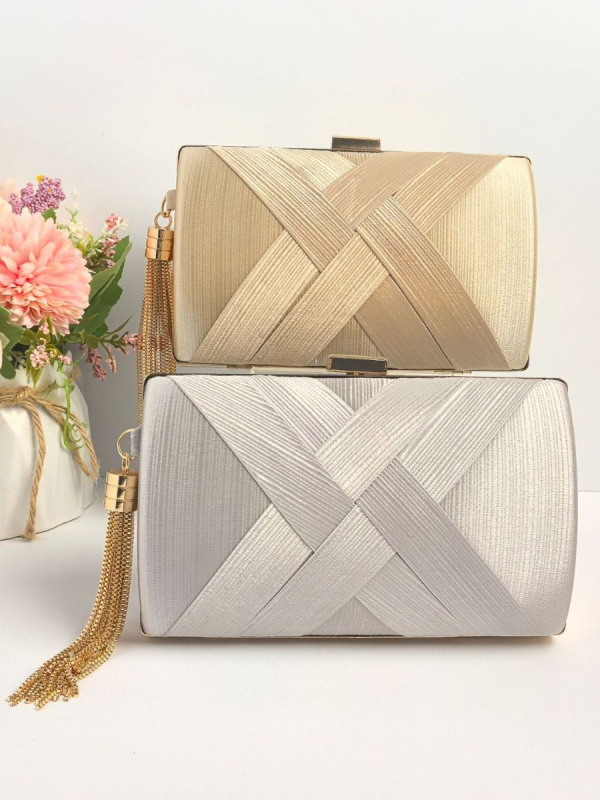 Estélyi táska bojtokkal, hengeres formájú, poliészter anyagból, cipzáras záródás, európai–amerikai retro stílus