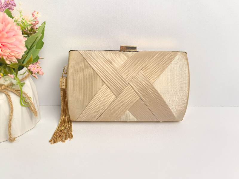 Estélyi táska bojtokkal, hengeres formájú, poliészter anyagból, cipzáras záródás, európai–amerikai retro stílus