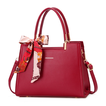 Esküvői táska – PU anyag, cipzár, poliészter bélés, kagyló alakú forma, egy vállpánt