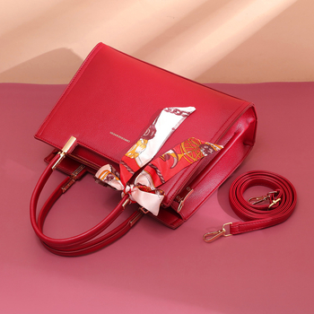 Esküvői táska – PU anyag, cipzár, poliészter bélés, kagyló alakú forma, egy vállpánt