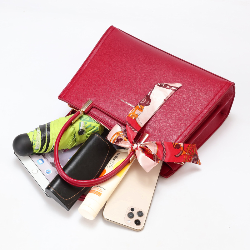 Esküvői táska – PU anyag, cipzár, poliészter bélés, kagyló alakú forma, egy vállpánt