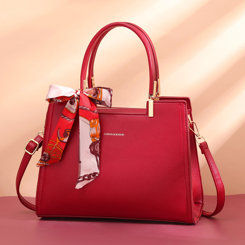 Esküvői táska – PU anyag, cipzár, poliészter bélés, kagyló alakú forma, egy vállpánt