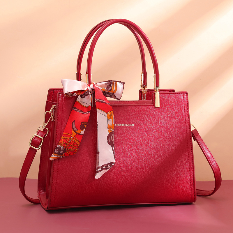 Esküvői táska – PU anyag, cipzár, poliészter bélés, kagyló alakú forma, egy vállpánt