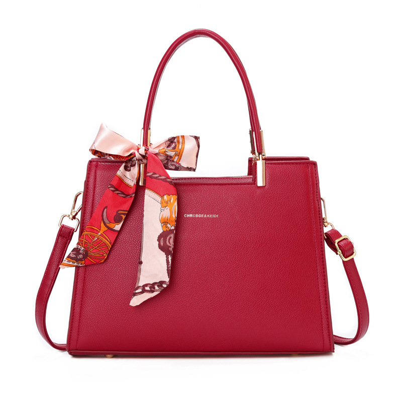 Esküvői táska – PU anyag, cipzár, poliészter bélés, kagyló alakú forma, egy vállpánt