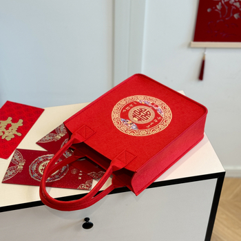 Esküvői filcből készült táska dupla fogantyúkkal, függőleges négyzetes forma, felső nyitás, nagy kapacitás.