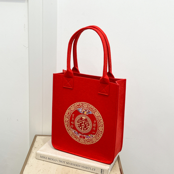 Esküvői filcből készült táska dupla fogantyúkkal, függőleges négyzetes forma, felső nyitás, nagy kapacitás.