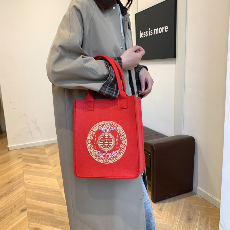 Esküvői filcből készült táska dupla fogantyúkkal, függőleges négyzetes forma, felső nyitás, nagy kapacitás.