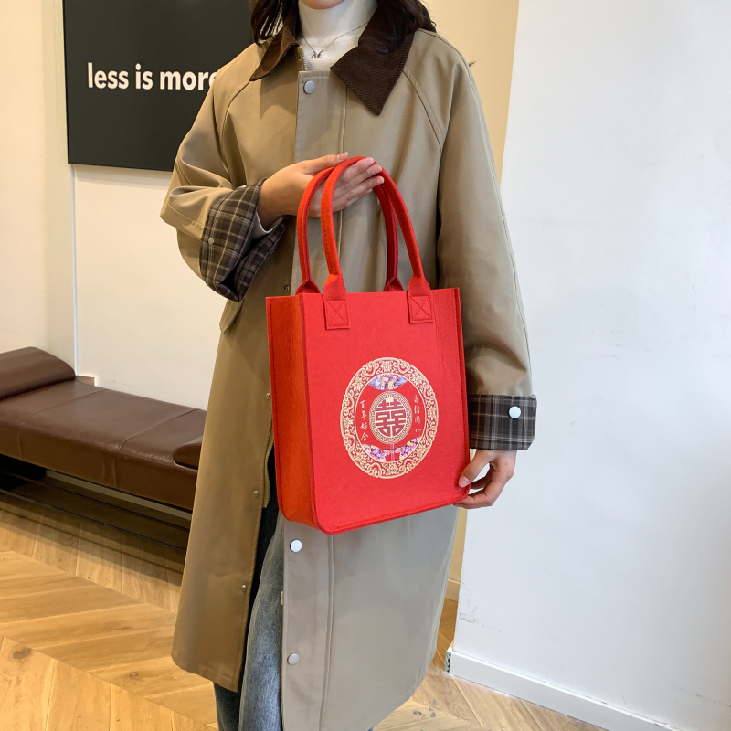 Esküvői filcből készült táska dupla fogantyúkkal, függőleges négyzetes forma, felső nyitás, nagy kapacitás.