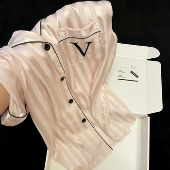 Pidžama – trodjelni set od ice silk, s ovratnikom u stilu lapela, 3/4 rukavi i hlače.