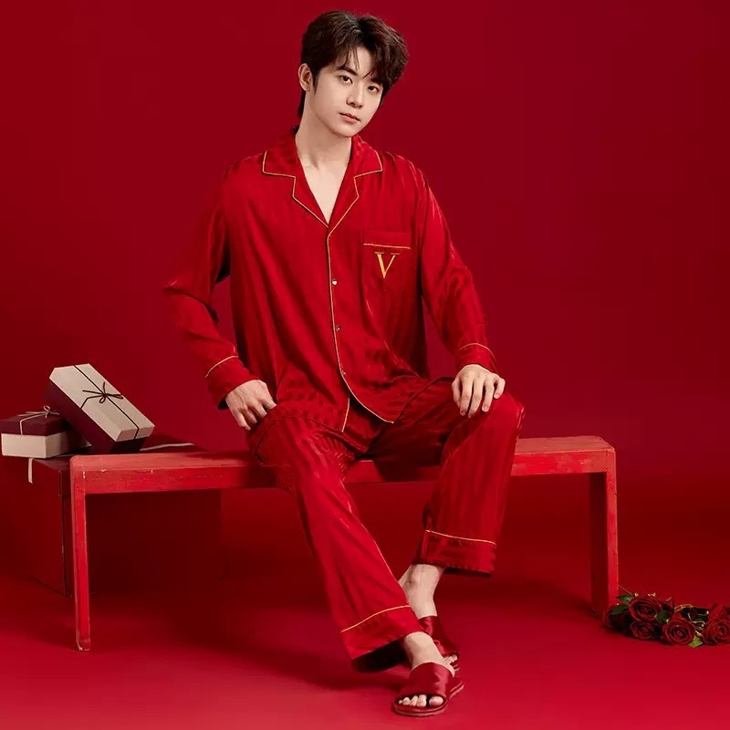 Pidžama – trodjelni set od ice silk, s ovratnikom u stilu lapela, 3/4 rukavi i hlače.