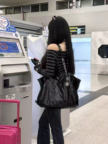 Ženska PU tote torba, gradski stil, vertikalni kvadratni oblik, zaključavanje, laminirana unutarnja džep s zip zatvaračem