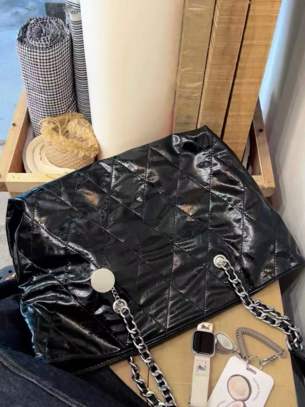 Ženska PU tote torba, gradski stil, vertikalni kvadratni oblik, zaključavanje, laminirana unutarnja džep s zip zatvaračem