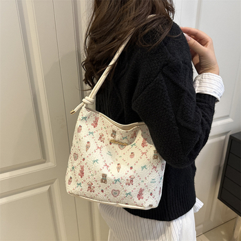 Podlaktna torbica s floralnim printom, PU materijal, polyester podstava, zatvaranje zipom, horizontalni kvadratni oblik, jedan remen, velika zapremina, ljeto 2025