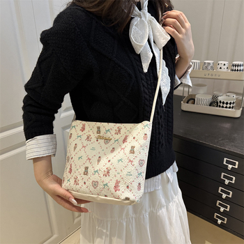 Podlaktna torbica s floralnim printom, PU materijal, polyester podstava, zatvaranje zipom, horizontalni kvadratni oblik, jedan remen, velika zapremina, ljeto 2025