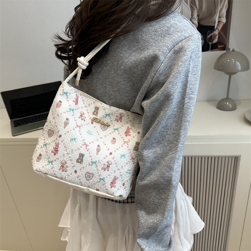 Podlaktna torbica s floralnim printom, PU materijal, polyester podstava, zatvaranje zipom, horizontalni kvadratni oblik, jedan remen, velika zapremina, ljeto 2025