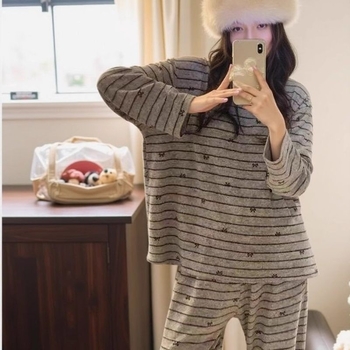Derong Velvet prugasti ženski set pidžama s mašnicom – majica s dugim rukavima i dugačke hlače, udoban kućni loungewear za jesen/zimu.