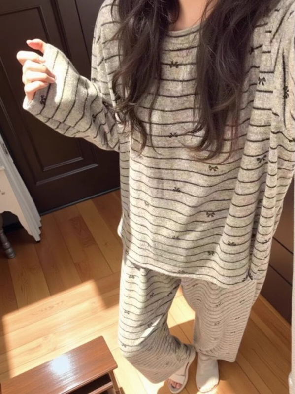 Derong Velvet prugasti ženski set pidžama s mašnicom – majica s dugim rukavima i dugačke hlače, udoban kućni loungewear za jesen/zimu.