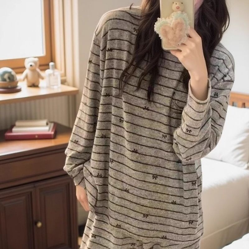 Derong Velvet prugasti ženski set pidžama s mašnicom – majica s dugim rukavima i dugačke hlače, udoban kućni loungewear za jesen/zimu.