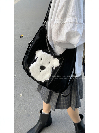 Torba tote s motivom plišane štene, PU materijal, poliester podstava, vodoravni kvadratni oblik, zatvaranje zipom, unutarnji džepovi: zip džep, džep za telefon i dokumente.