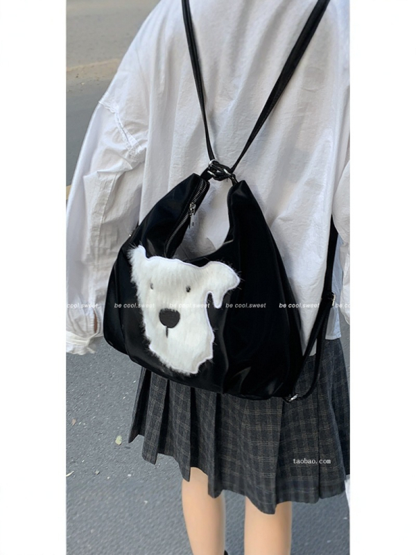 Torba tote s motivom plišane štene, PU materijal, poliester podstava, vodoravni kvadratni oblik, zatvaranje zipom, unutarnji džepovi: zip džep, džep za telefon i dokumente.