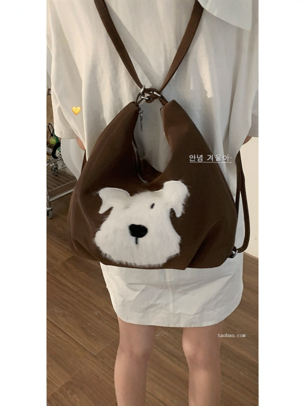 Torba tote s motivom plišane štene, PU materijal, poliester podstava, vodoravni kvadratni oblik, zatvaranje zipom, unutarnji džepovi: zip džep, džep za telefon i dokumente.