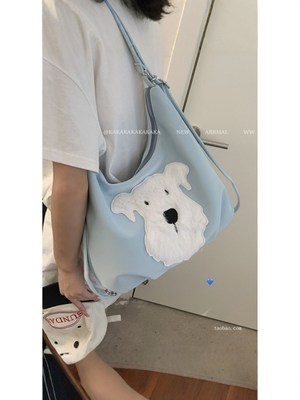 Torba tote s motivom plišane štene, PU materijal, poliester podstava, vodoravni kvadratni oblik, zatvaranje zipom, unutarnji džepovi: zip džep, džep za telefon i dokumente.