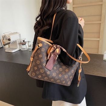 PU tote torba s horizontalnim kvadratnim oblikom, zatvaranje na zip, unutarnji džepovi za telefon, ID i džep s zatvaračem