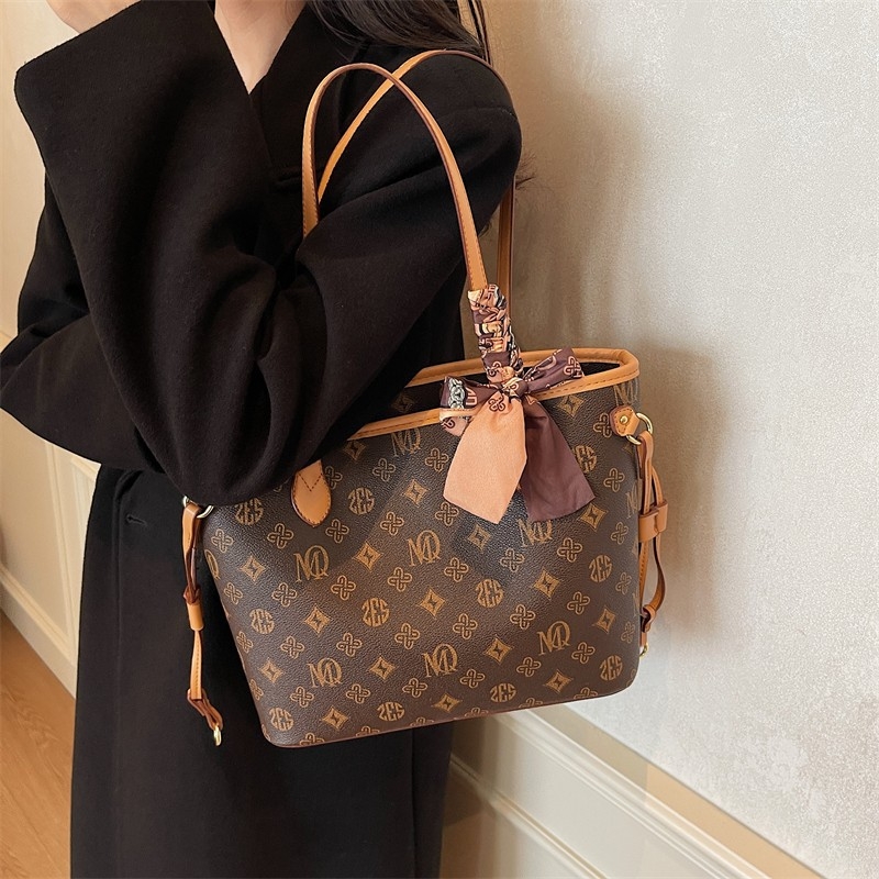 PU tote torba s horizontalnim kvadratnim oblikom, zatvaranje na zip, unutarnji džepovi za telefon, ID i džep s zatvaračem