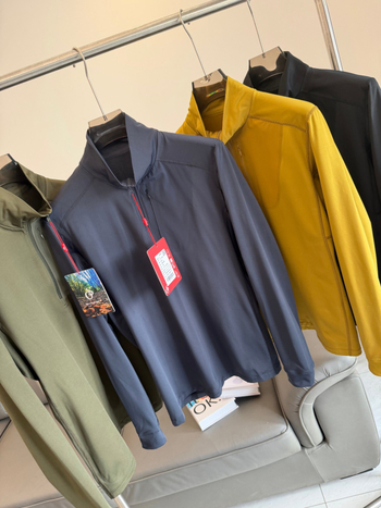 Muški dugi rukav T‑majica s flekso podstavom, odvod vlage, polu-zip, stojeći ovratnik, prozračna i elastična tkanina za jesen i zimu