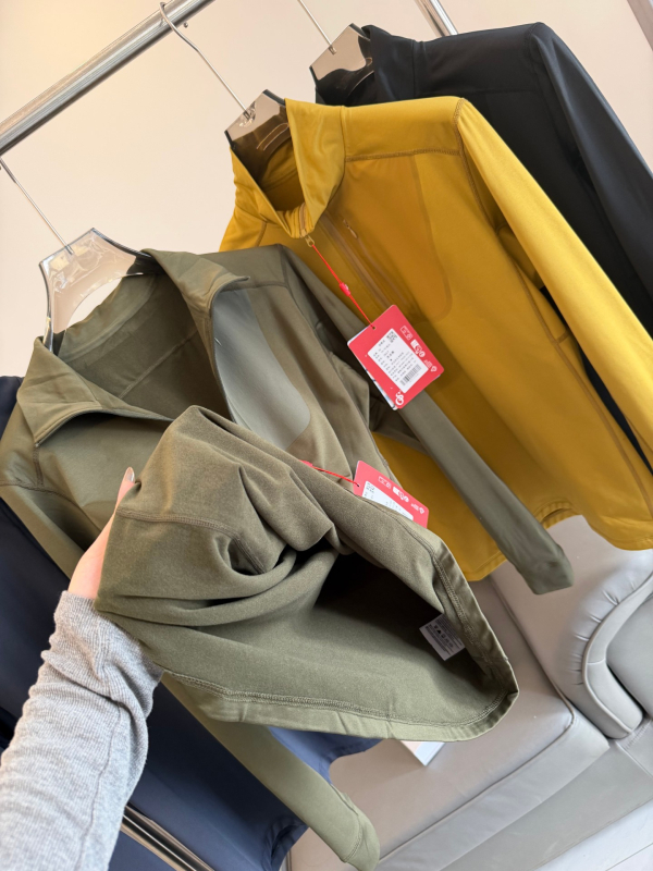 Muški dugi rukav T‑majica s flekso podstavom, odvod vlage, polu-zip, stojeći ovratnik, prozračna i elastična tkanina za jesen i zimu