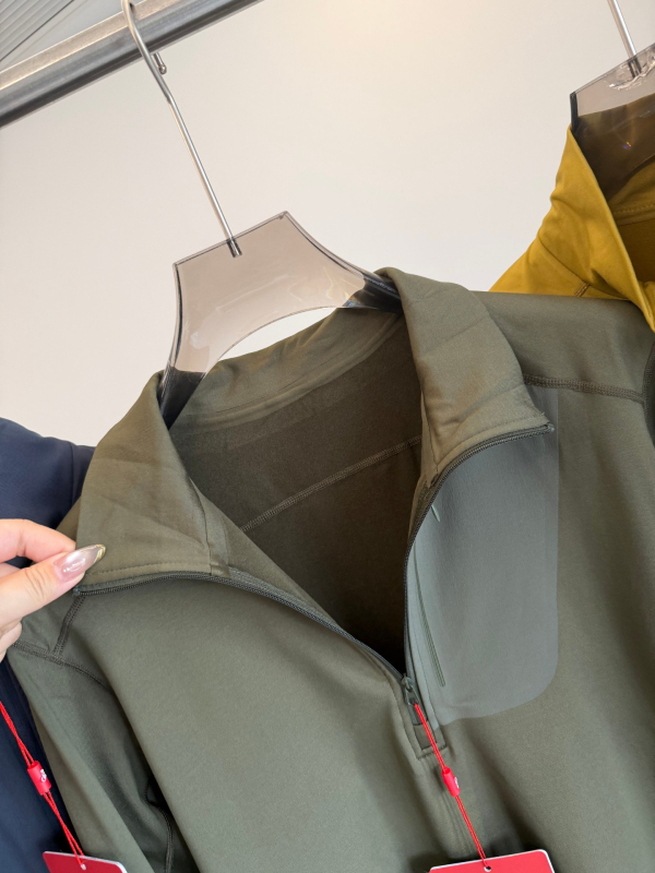 Muški dugi rukav T‑majica s flekso podstavom, odvod vlage, polu-zip, stojeći ovratnik, prozračna i elastična tkanina za jesen i zimu