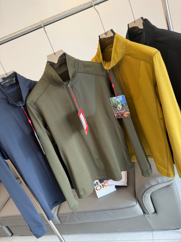 Muški dugi rukav T‑majica s flekso podstavom, odvod vlage, polu-zip, stojeći ovratnik, prozračna i elastična tkanina za jesen i zimu