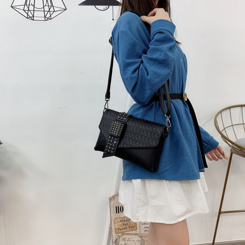 Ženska crossbody torba od PU materijala, s rivet detaljima, pravokutnog oblika, magnetsko zatvaranje, unutarnji džepovi: zip, džep za telefon i džep za ID