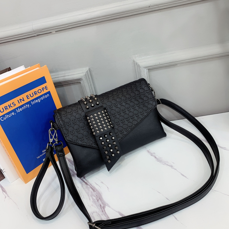 Ženska crossbody torba od PU materijala, s rivet detaljima, pravokutnog oblika, magnetsko zatvaranje, unutarnji džepovi: zip, džep za telefon i džep za ID